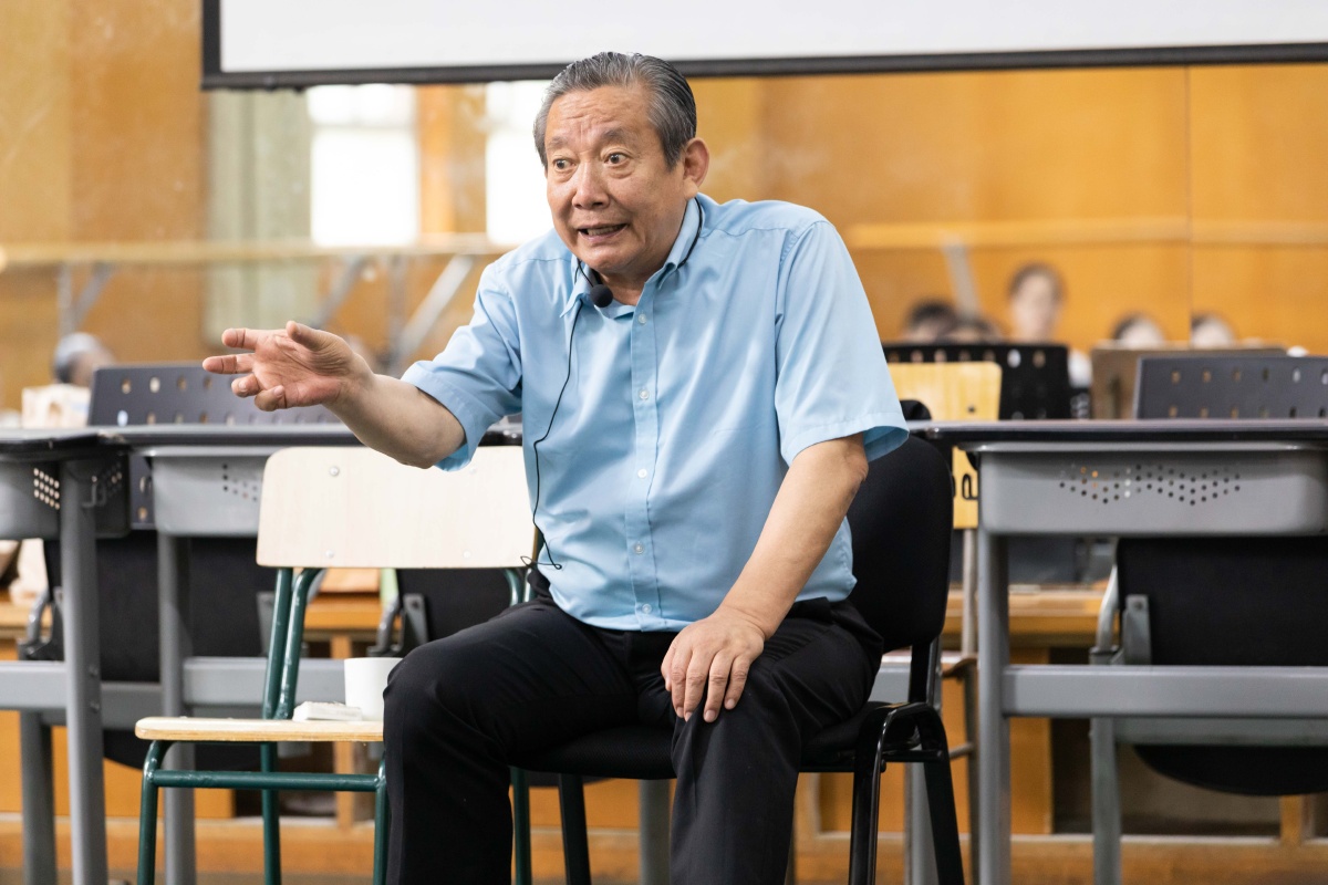 中国著名舞蹈教育家潘志涛教授上课表情包很可爱