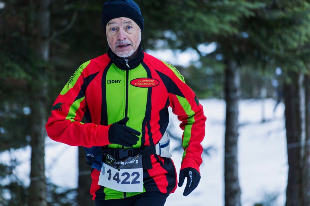 小城举办了一场雪地越野赛——14km。我也是长跑爱好者，虐过马拉松，但这种踩着厚厚的积雪在山上跑，真的很不容易。天气冷，容易打滑，而且低温下体力消耗更快。对一般人而言已经不太容易了，更何况这位老爷爷。看到他的眼睛我愣了一下，好像很艰苦，想表达什么点什么，但又很坚定。我不知道这算不算体育精神吧，但是老爷爷的表现实在让我刮目相看。这是在中途拍的，在终点的时候我特意留意了一下他，好像是中间级别完赛的，真的好厉害。