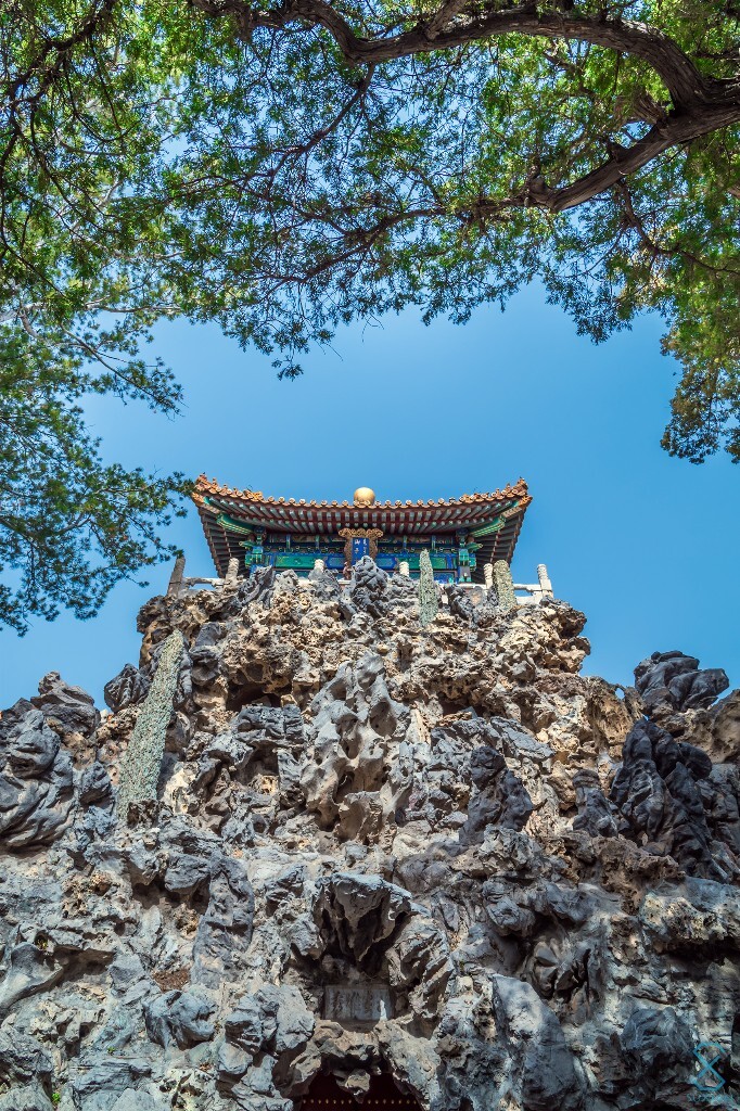    剑阁峥嵘而崔嵬，  一夫当关，万夫莫开。