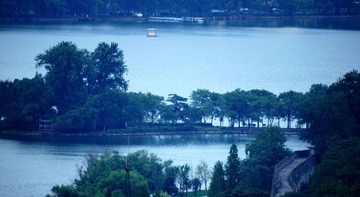 远方的湖