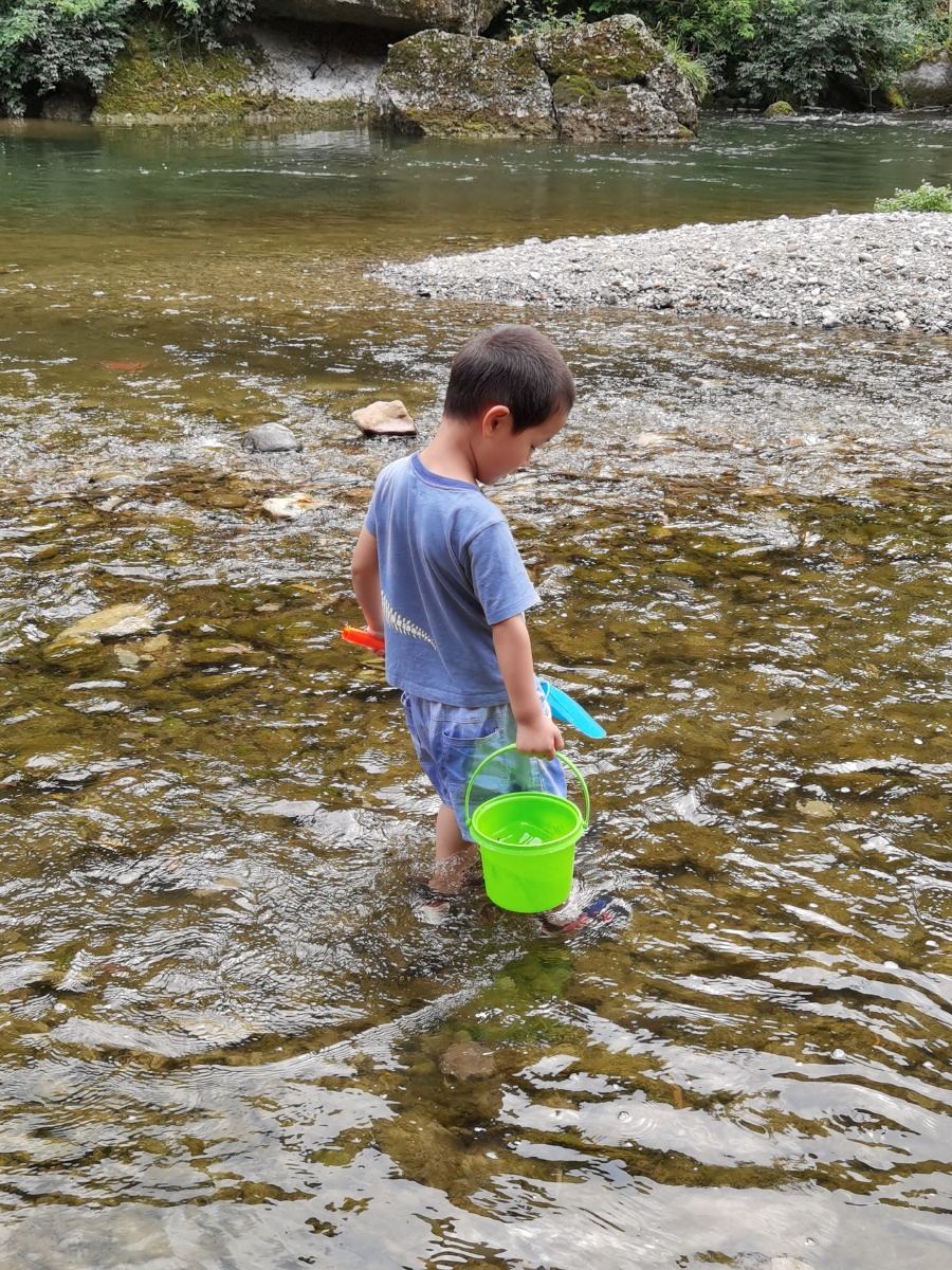 捉小鱼的孩童成都彭州