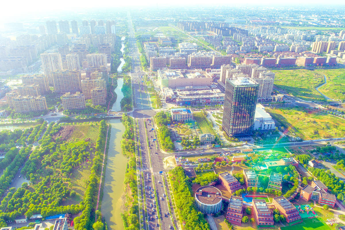 航拍卫星城城区,利用侧逆光的效果,营造一种五彩斑斓的梦幻