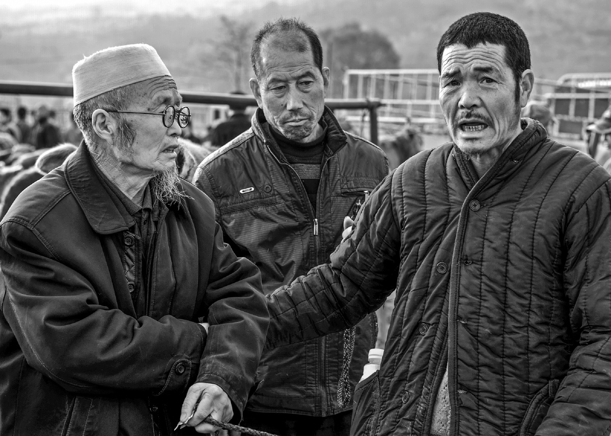 交易员也称为"牙行",在交易时两人的手在衣襟下捏手指商定交易价格.