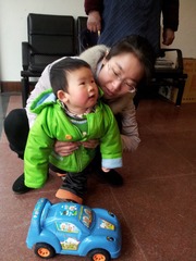 120218第320天，看我的小汽车.jpg