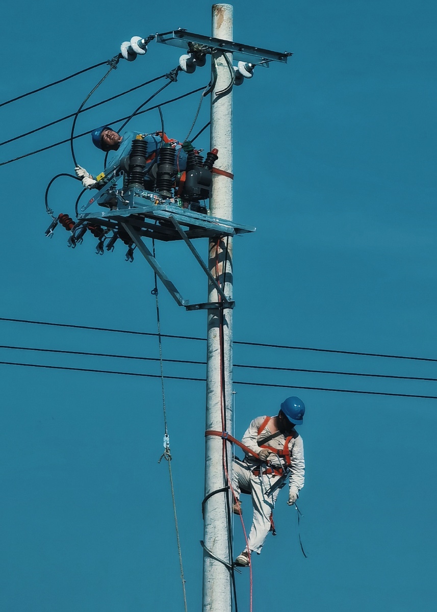 酷暑下的电力工人