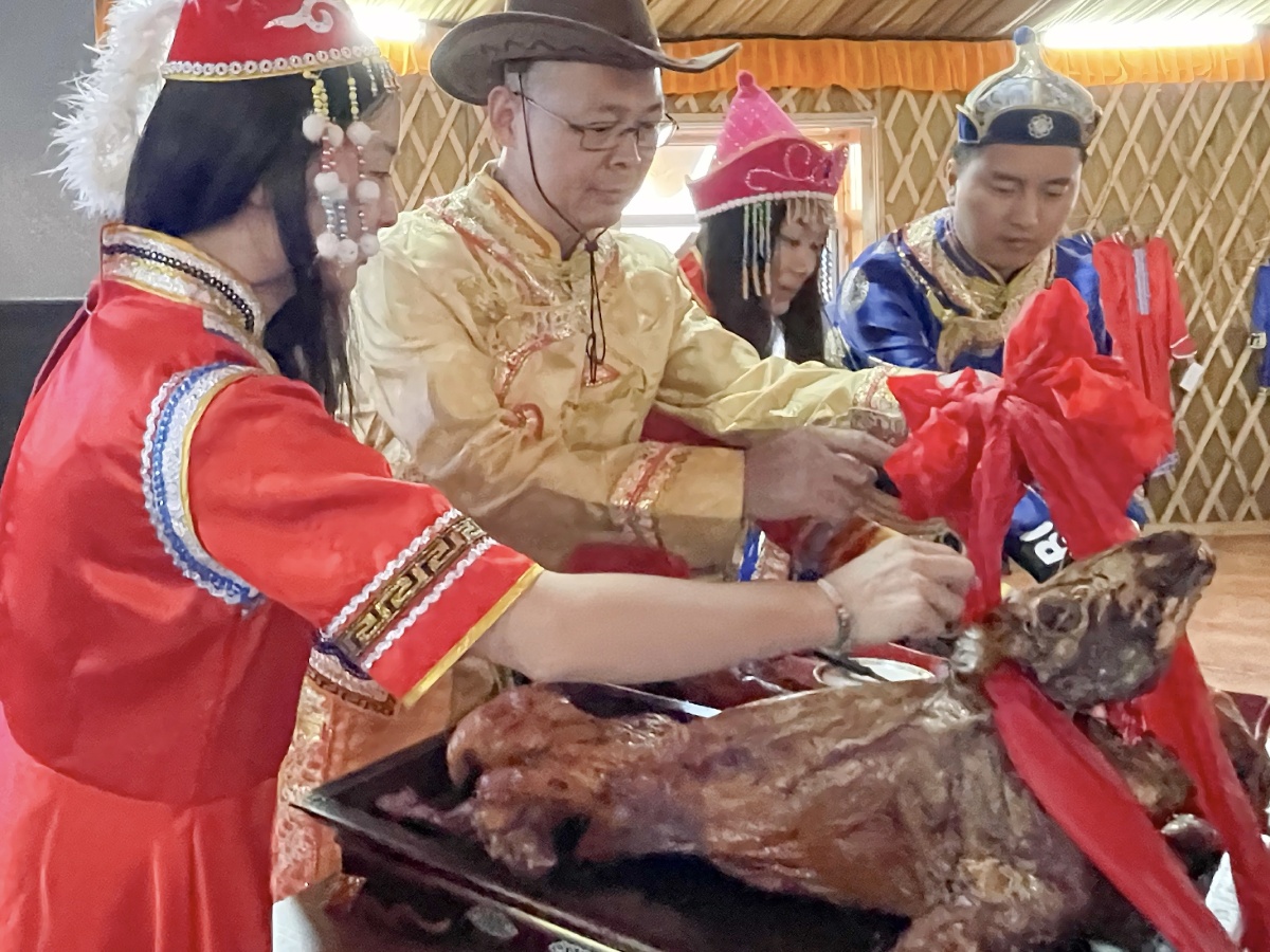 烤全羊开羊仪式