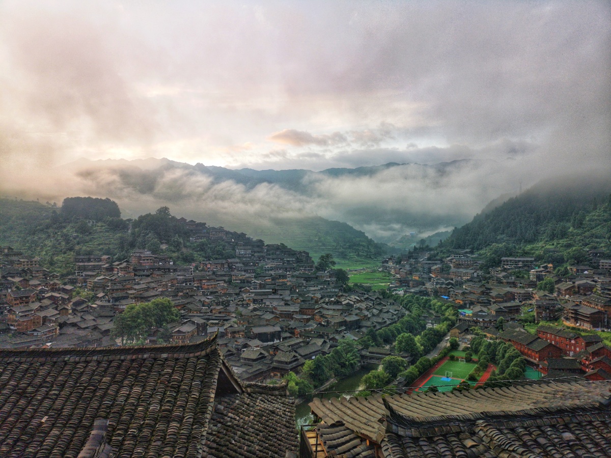 西江千户苗寨早上六点左右的晨景,前一天有下雨,早上烟雾袅绕,非常