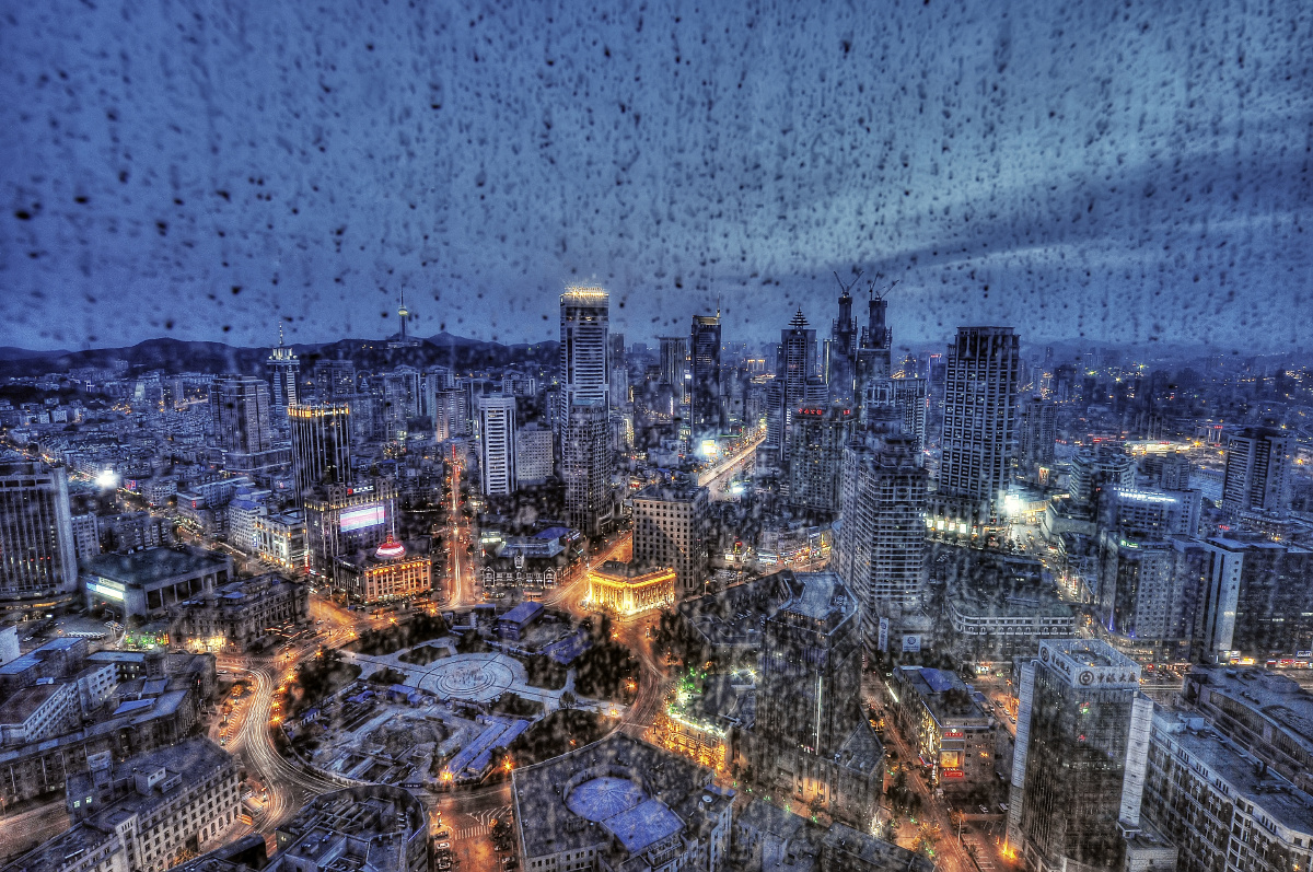 隔着玻璃拍雨夜.