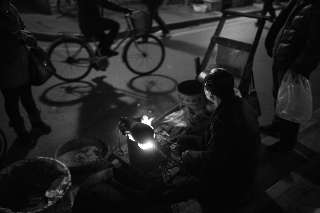 打爆米花的师傅姓吕,镇江句容人,之前在当地工厂上班,后因工伤转行打爆米花,可能是从操旧业,我没有过问太多。