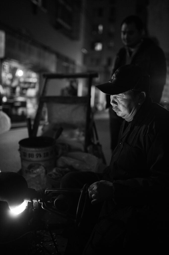 更多的时候,吕师傅转着转着就开始发起呆,偶尔会和旁人闲聊几句,语气十分和善。