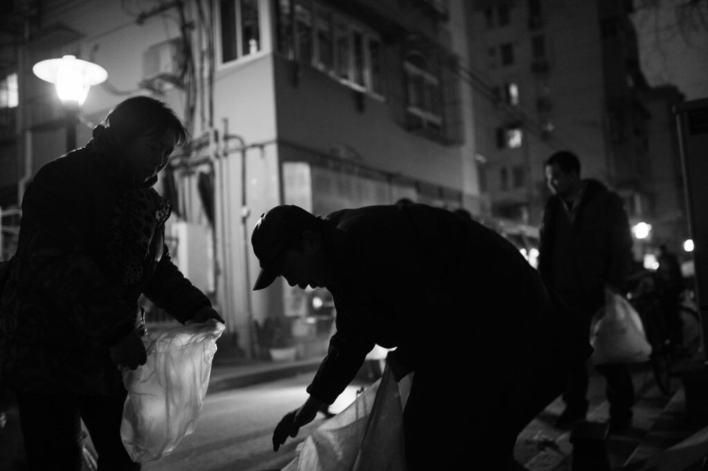 一轮米花爆好了,顾客过来张袋取走。