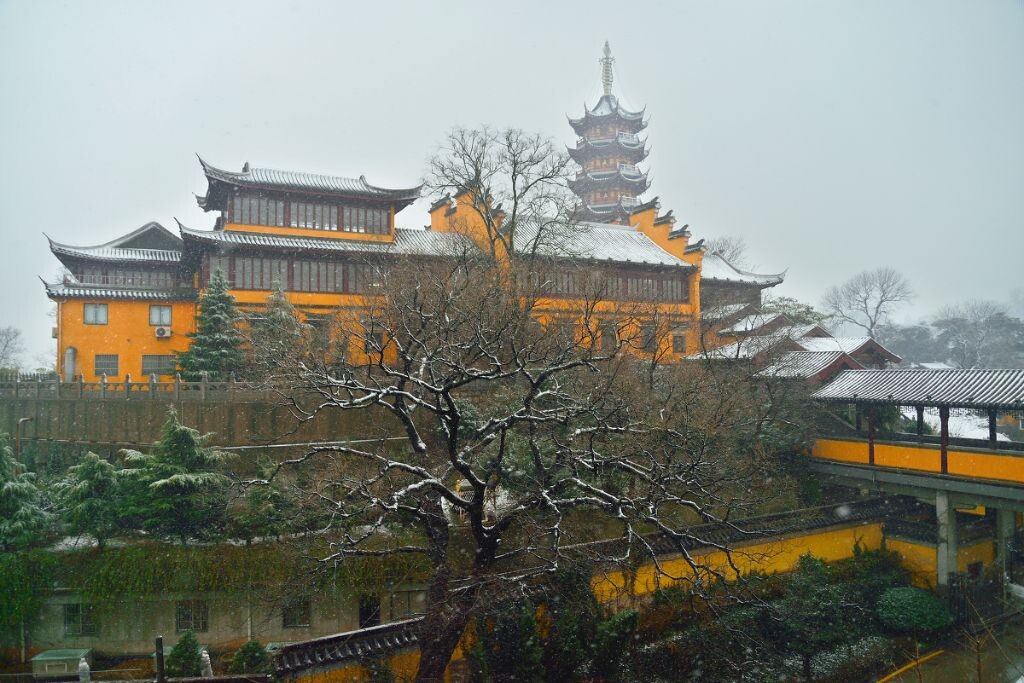 银装素裹的古鸡鸣寺