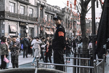 坚守岗位的小哥儿