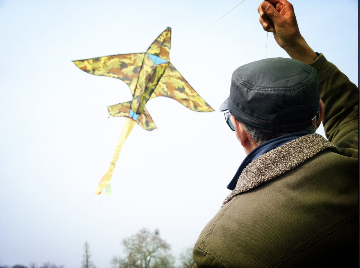 西湖边放风筝的老爷爷