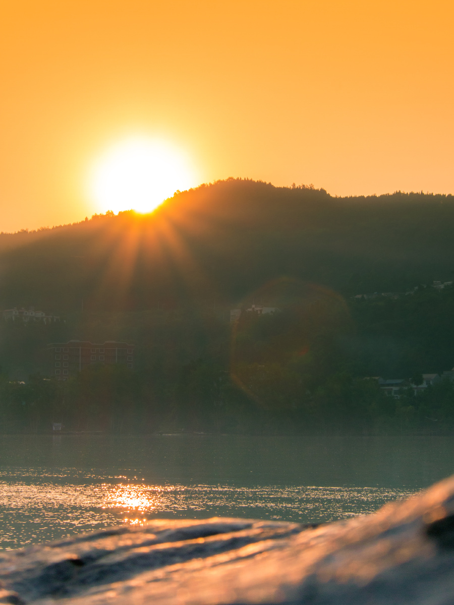 当朝阳越过山峰时 它已闪烁出万丈光芒