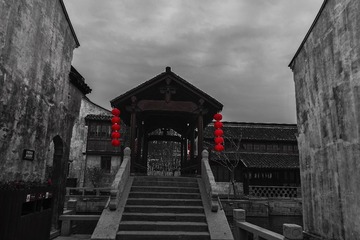 黑白调，灯笼红色，天空压暗