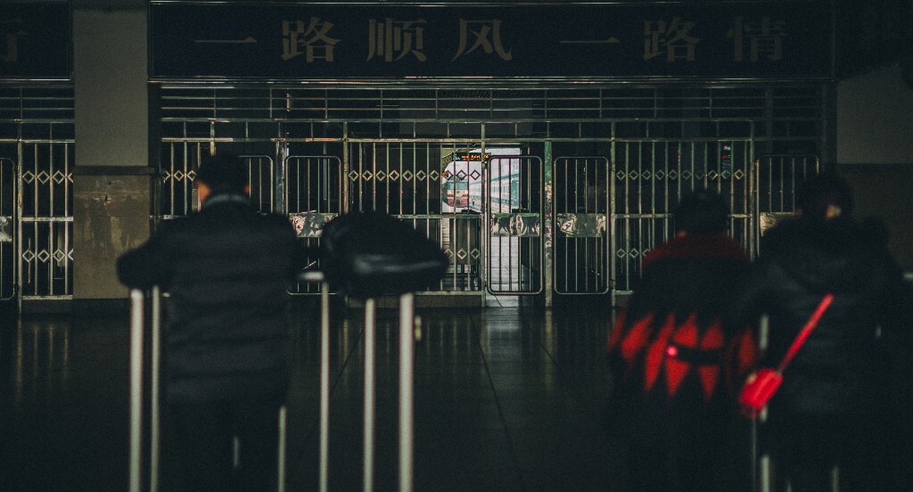 接人 从这里看到了火车的到站 外面等着寥寥数人 标语挺好一路情
