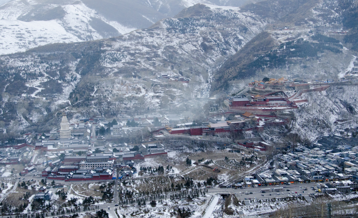 下雪后的五台山白茫茫一片