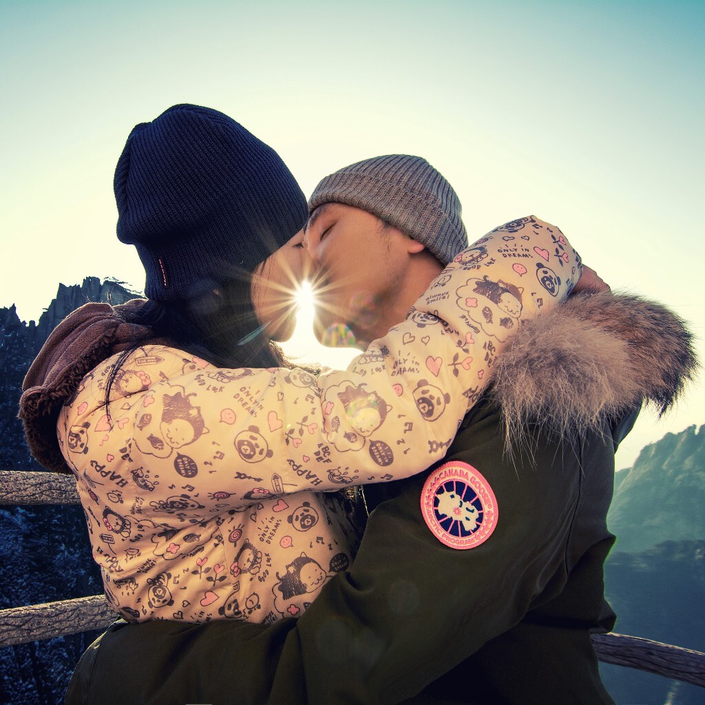 ［kiss the sun］这张是在飞来石上等日落的时候，没有事做突然想拍一张 kiss the sun的照片。苦于没有麻豆所以拉了一对陌生情侣纪录下来了这张照片。值得一提的是，图中的男生也喜欢拍照，我还用他的相机也拍下了这张，他们看了之后觉得非常喜欢。