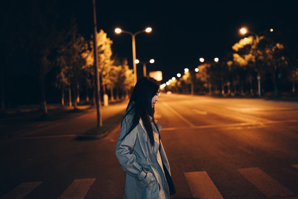 【寒冷的夜 - 王艺芸】时间过的真快，曾经在开学典礼上“钦定”的新生颜值代表也快升大三了。拍摄的那个夜晚真的很冷，感激。