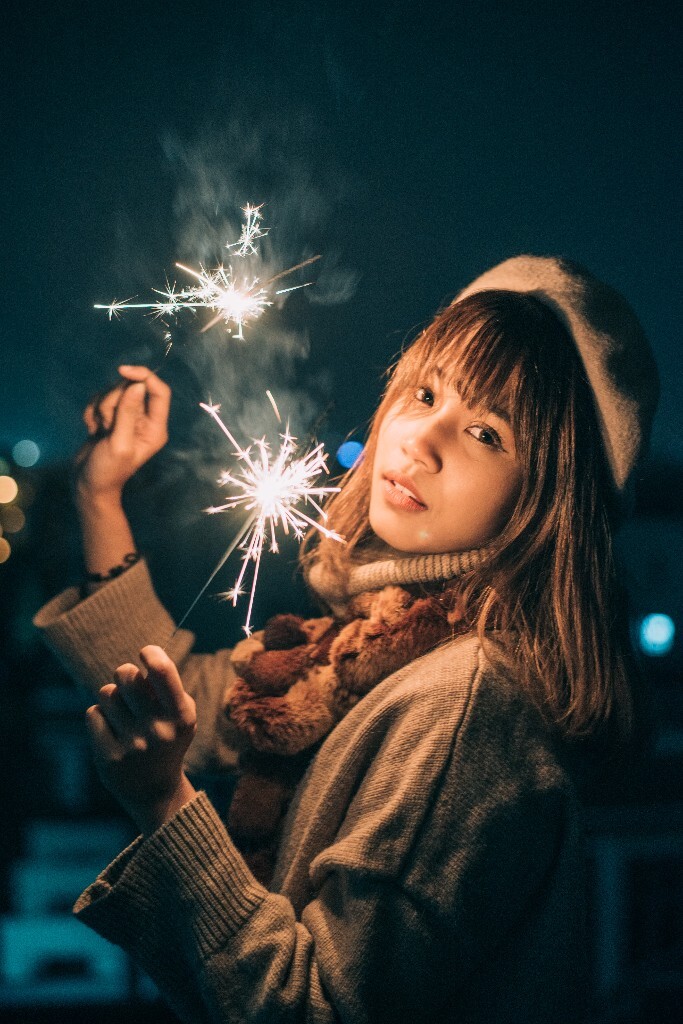 【light the night - 雅丽】第一次在校内尝试仙女棒，get了如何把仙女棒烟花拍大的技巧。