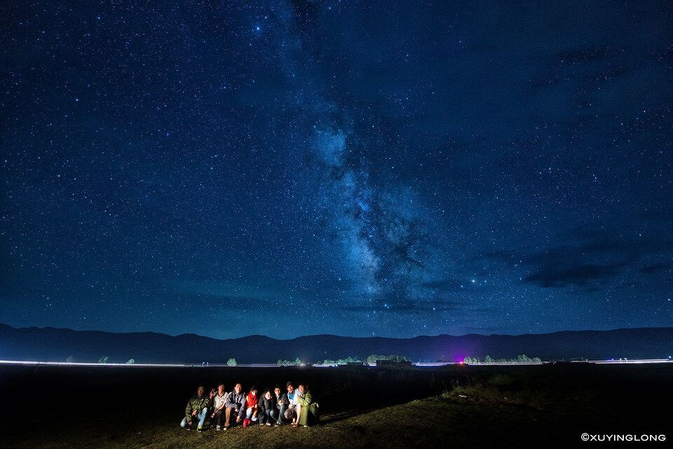 青海湖星空<br />
轮滑环青海湖第一天晚上,青年旅社里一大堆人认识不认识的出去看银河。人生第一次看到如此壮阔的天际。 PS:此图是两张合成的,楼主拍了两张,一张人物清晰一张银河清晰,拼合的时候用的是人物的作为底图,所以数据是有错的=。= 银河的准确数据是F2.8 25s ISO1600