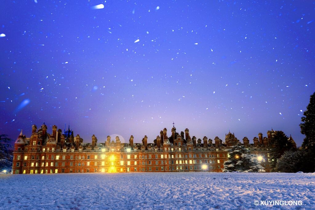 风雪夜辉煌<br />
孜孜不倦拍美丽的校园,你好这里是英国最美学校之一的Royal holloway,今年大雪第一夜的校园 #ROYAL HOLLOWAY UNIVERSITY OF LONDON #