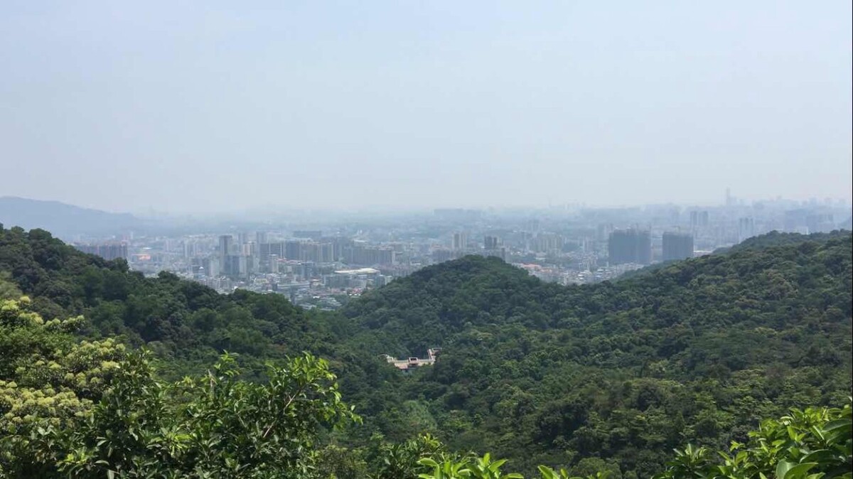 站在城市中，人是渺小的；站在山顶，城市也变的渺小了。