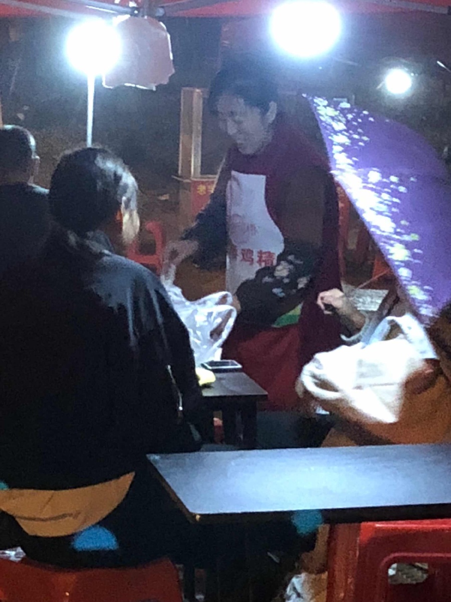 农村街边摆摊的卫龙辣条