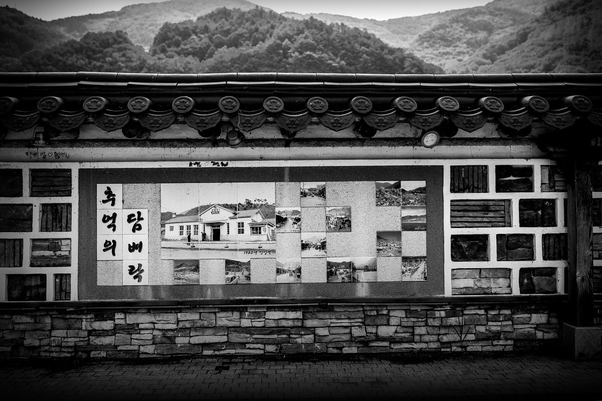 有年头的告示墙,照片都已褪色,只有故事口耳相传.