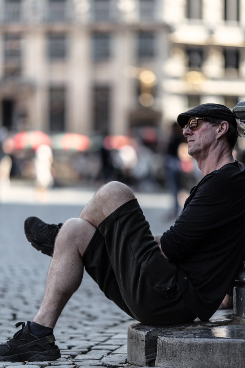 在布鲁塞尔大广场沉思的人