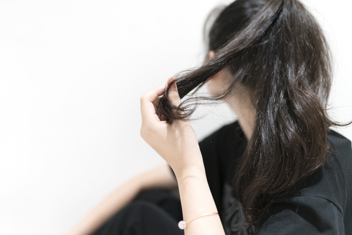 女生白墙摄影