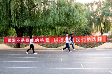 2018年5月31日早上，河南省滑县第二高级中学（田家炳高级中学）操场上，即将参加2018年高考的高三学生像往常一样的学习生活，秩序井然。 (2)