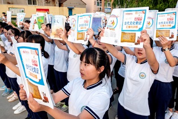 2018年5月31日早上，河南省滑县第二高级中学（田家炳高级中学）操场上，即将参加2018年高考的高三学生像往常一样的早读。 (2)