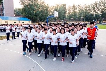 2018年5月31日早上，河南省滑县第二高级中学（田家炳高级中学）操场上，即将参加2018年高考的高三学生像往常一样的晨跑。 (5)