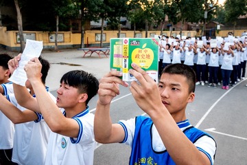 2018年5月31日早上，河南省滑县第二高级中学（田家炳高级中学）操场上，即将参加2018年高考的高三学生像往常一样的早读。 (7)