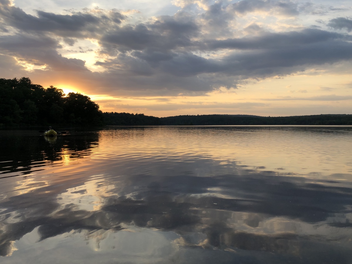 傍晚湖面静悄悄