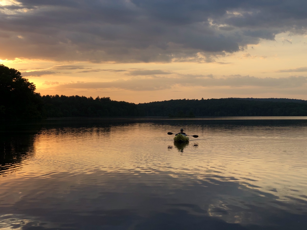 傍晚湖面静悄悄