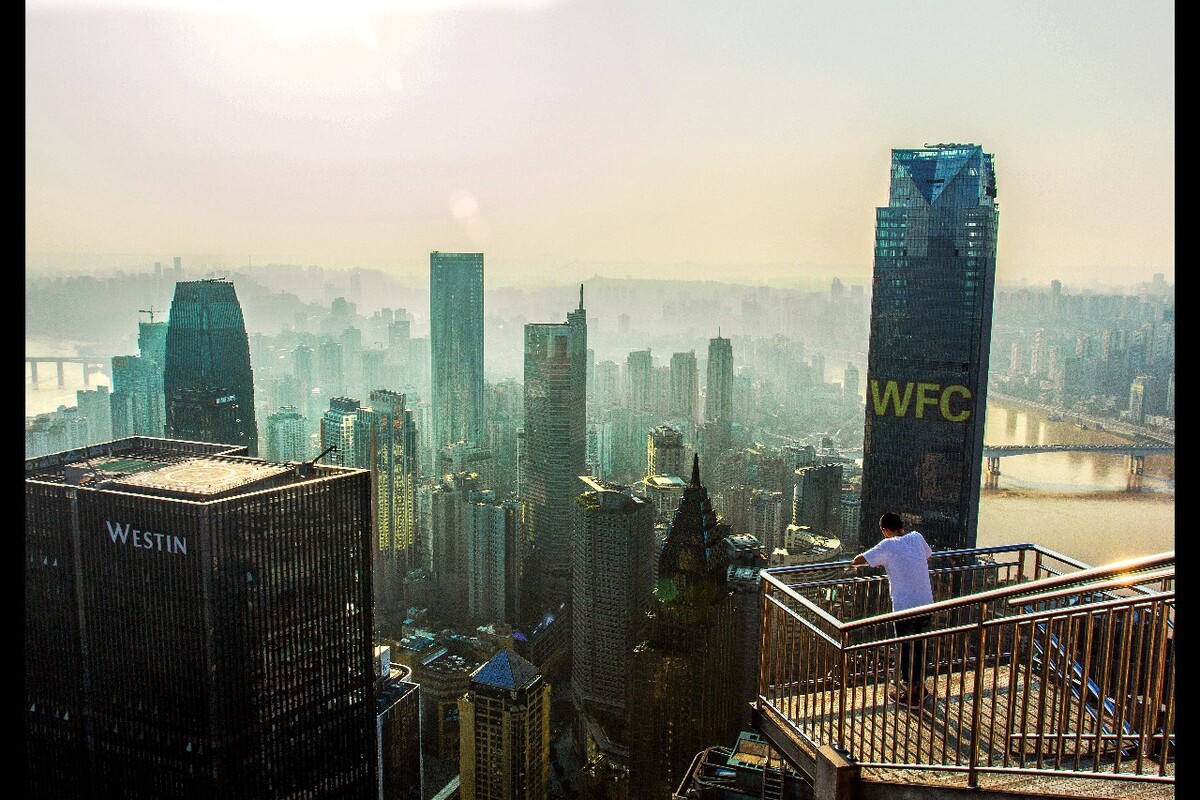 “每当我从这个角度看这个城市的时候，我就强烈地感觉到，城市是母体，而我们，就生活在她的子宫里面。”<br />
“流氓！”