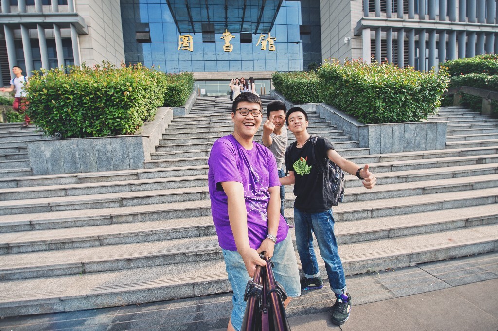 既然合照里都没有穿上学士服，那为何要如此匆忙便毕业远走？