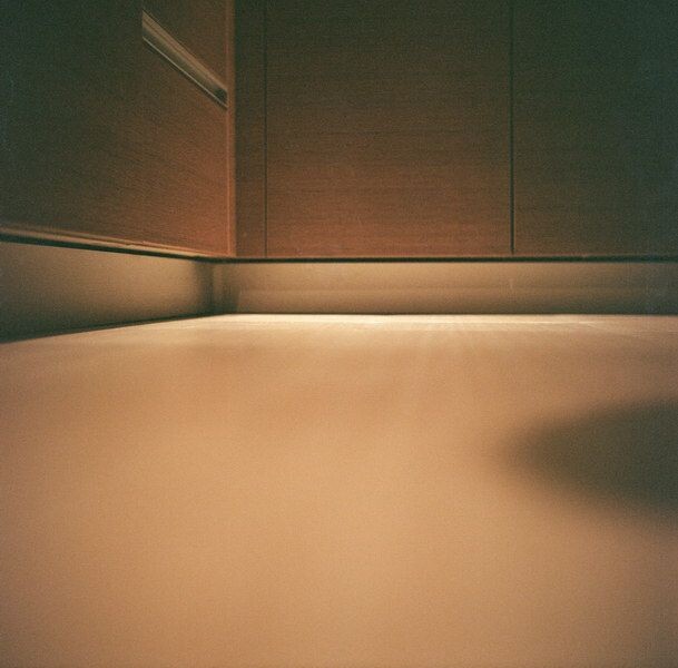 厨房里，脚趾在看。。<br />
海鸥4  75 f3.5 ，柯达160