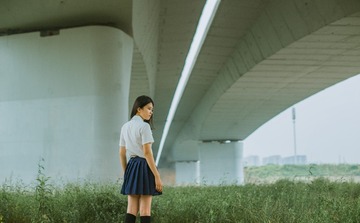 你站在桥下看风景，看风景的人在桥上看你