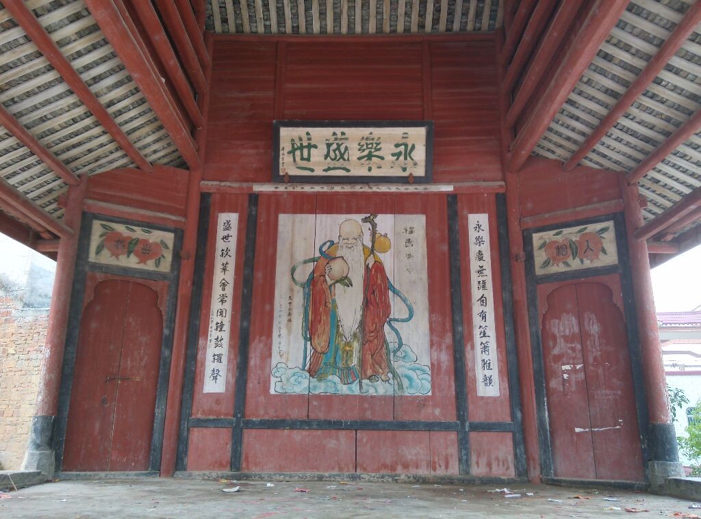 家乡的古戏台，古戏台对面就是家族宗祠