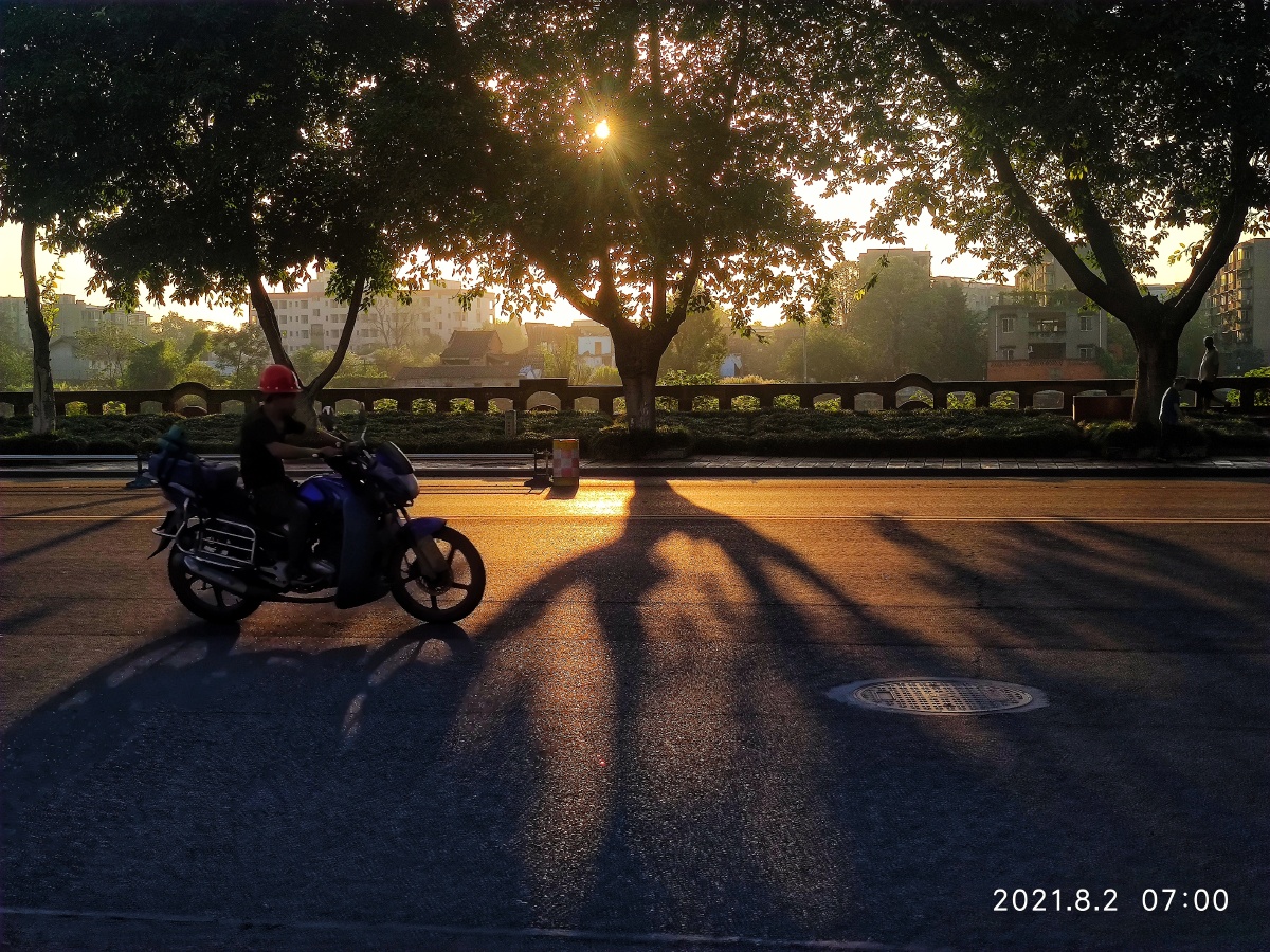 为了生活早出晚归