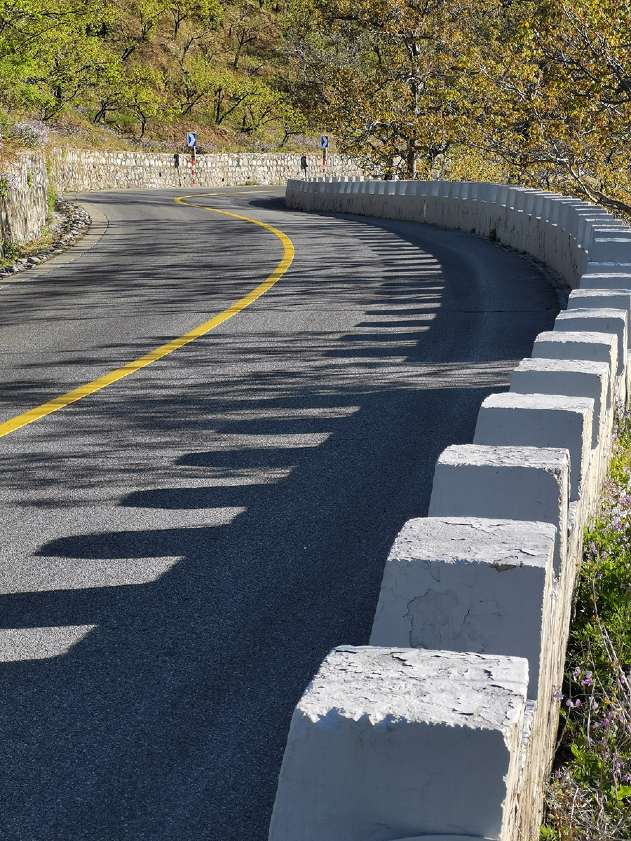 山区的公路 - 任曙林