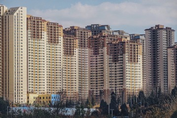 568068