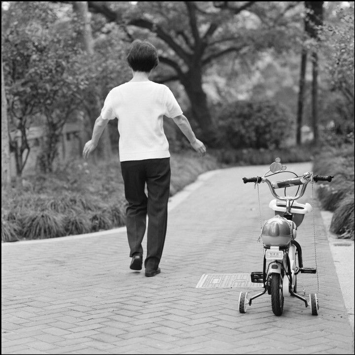corner, life goes on<br />
老龄化日趋严重的城市中，老人们最快乐的时刻可能就是周末能抱抱孙儿们
