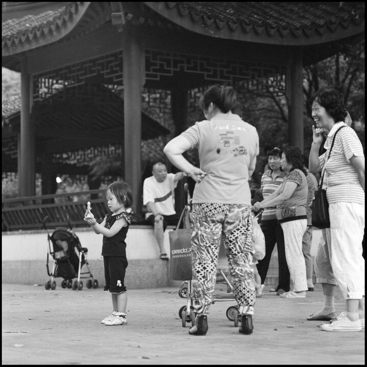 corner, life goes on<br />
老龄化日趋严重的城市中，老人们最快乐的时刻可能就是周末能抱抱孙儿们