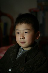 专注看电视的儿子