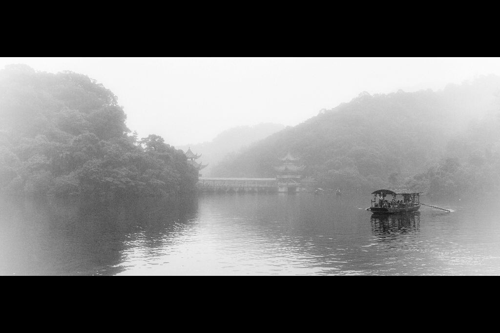 出去玩遇到雾霾也是拼。。。。感觉最近的生活就是拼，明天小测web，等下去复习，今早发现感冒了，想赶快好去校医室打针，结果打针的下班了，周五又要开始打代码，周六要去跑color run，然后下午跟小5，都比，师姐去吃大闸蟹，周天想把大话西游的重映看了。一个字：拼！。。。。希望感冒快好，不想死在color run上。。。。发完去复习web。。。。